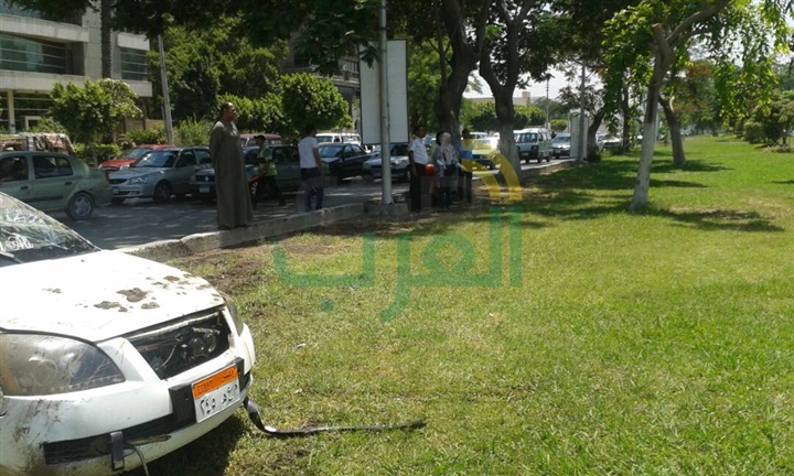 بالصور.. إصابة شخصين في انقلاب "تاكسي" أمام الكلية الحربية