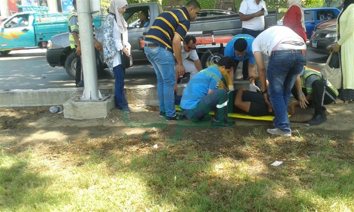 بالصور.. إصابة شخصين في انقلاب "تاكسي" أمام الكلية الحربية