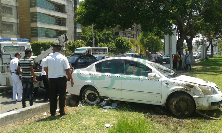 بالصور.. إصابة شخصين في انقلاب "تاكسي" أمام الكلية الحربية