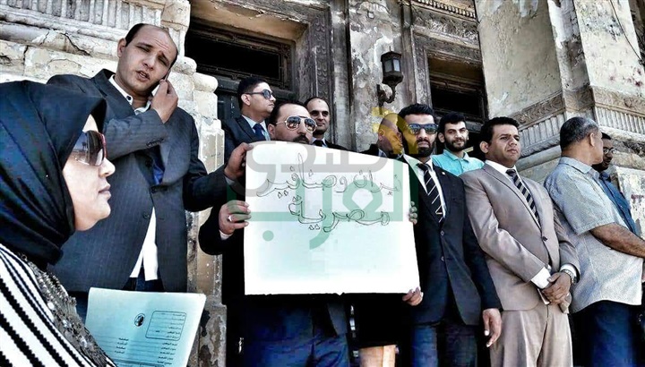 بالصور.. وقفة احتجاجية أمام محكمة الأسكندرية تنديدًا بمناقشة البرلمان لملف تيران وصنافير
