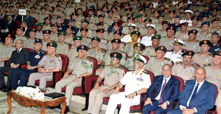 وزير الدفاع.. يشهد حفل تخرج دورات كلية القادة والأركان والتي تضم دارسين من 13 دولة شقيقة وصديقة