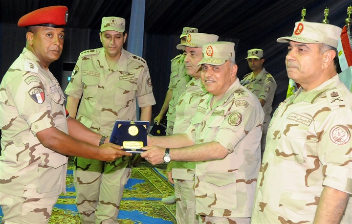 وزير الدفاع: القوات المسلحة ستظل الدرع الواقى لمصر والحامى لوحدة أراضيها
