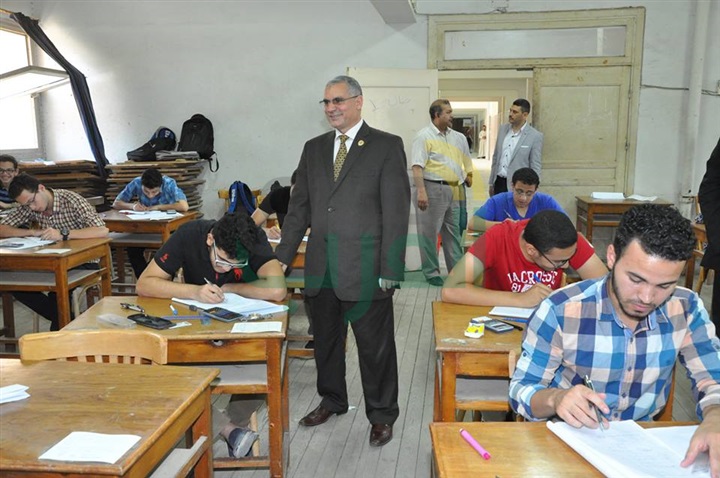 بالصور.. جولة تفقدية لرئيس جامعة المنوفية لمتابعة سير الامتحانات