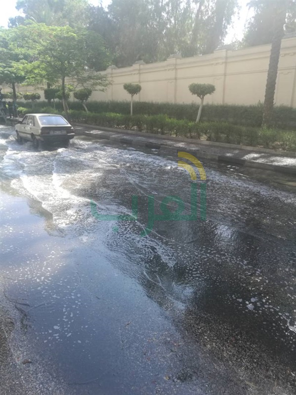بالصور.. كسر ماسورة مياه يتسبب في كثافات مرورية بـ"حدائق القبة"