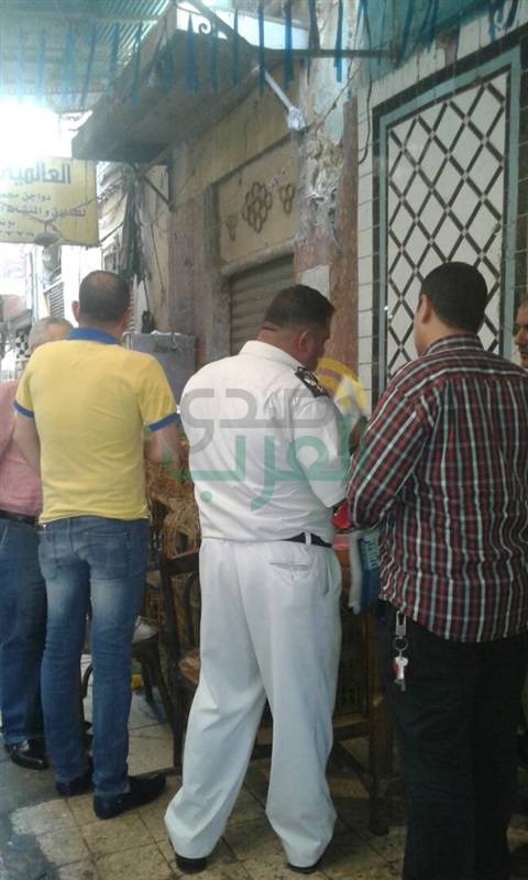 حملة موسعة بحي الجمرك لغلق المحلات غير المرخصة 