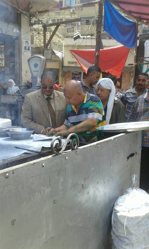 حملة موسعة بحي الجمرك لغلق المحلات غير المرخصة 