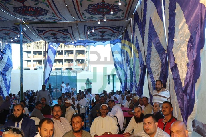 بالصور.. سكرتير كفر الشيخ يشارك أ هالي قرية "أولاد سعيد" إفطارهم الجماعي