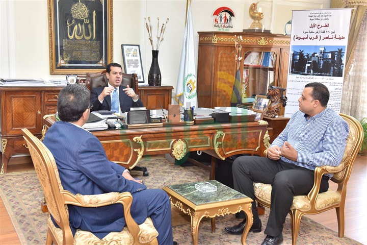 جهاز شئون البيئة يكرم محافظ أسيوط والسكرتير العام لدعم وتنفيذ مبادرات بيئية بأفكار شبابية
