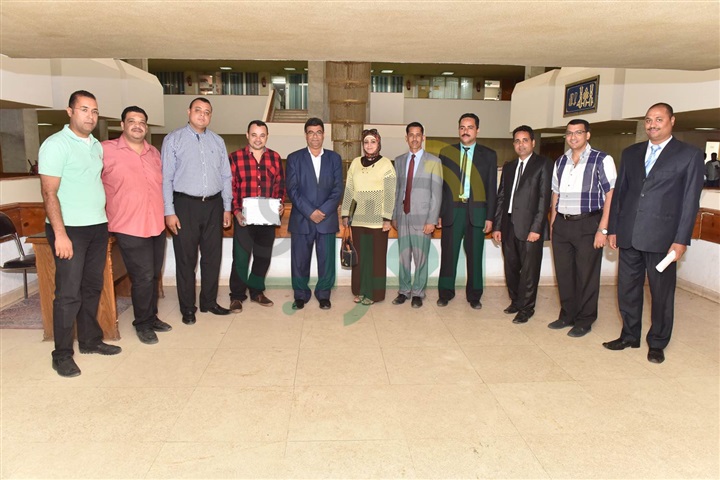جهاز شئون البيئة يكرم محافظ أسيوط والسكرتير العام لدعم وتنفيذ مبادرات بيئية بأفكار شبابية