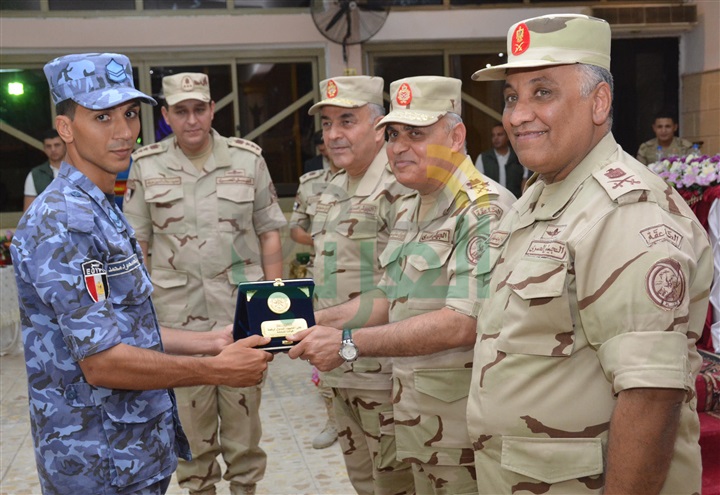وزير الدفاع يلتقي بمقاتلي المنطقة الغربية والمنطقة الجنوبية العسكرية ويكرم عدد من المتميزين