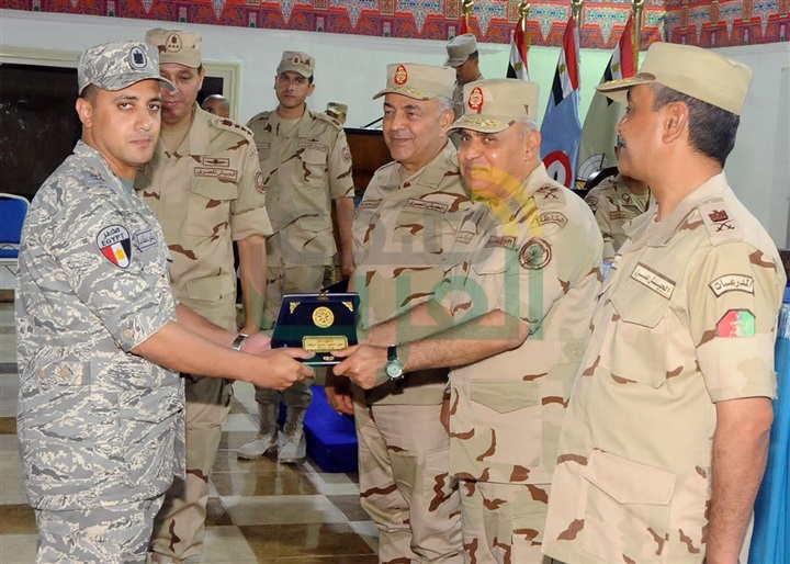 وزير الدفاع يلتقي بمقاتلي المنطقة الغربية والمنطقة الجنوبية العسكرية ويكرم عدد من المتميزين
