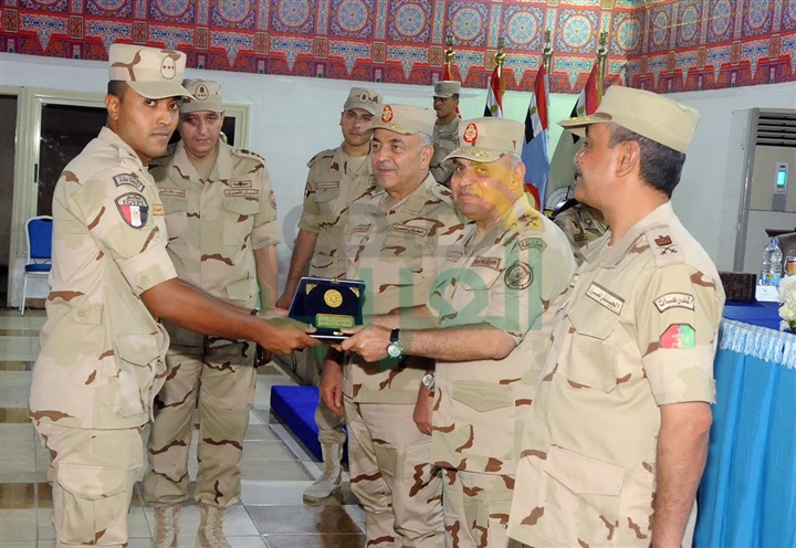 وزير الدفاع يلتقي بمقاتلي المنطقة الغربية والمنطقة الجنوبية العسكرية ويكرم عدد من المتميزين