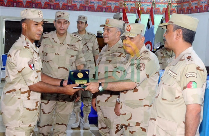وزير الدفاع يلتقي بمقاتلي المنطقة الغربية والمنطقة الجنوبية العسكرية ويكرم عدد من المتميزين
