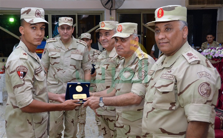 وزير الدفاع يلتقي بمقاتلي المنطقة الغربية والمنطقة الجنوبية العسكرية ويكرم عدد من المتميزين