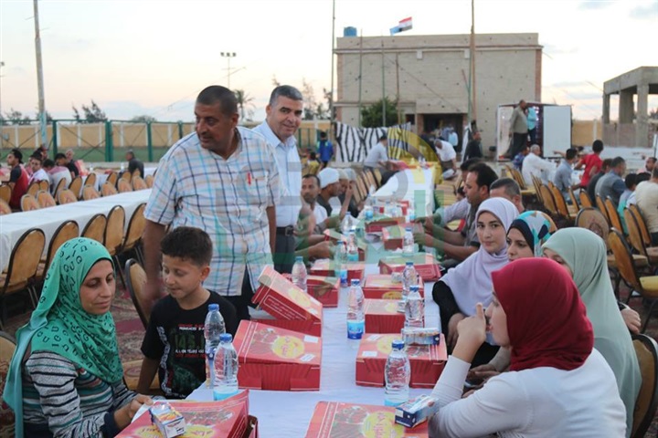 بالصور..محافظ كفر الشيخ يتناول الإفطار مع أهالي الروس بمطوبس