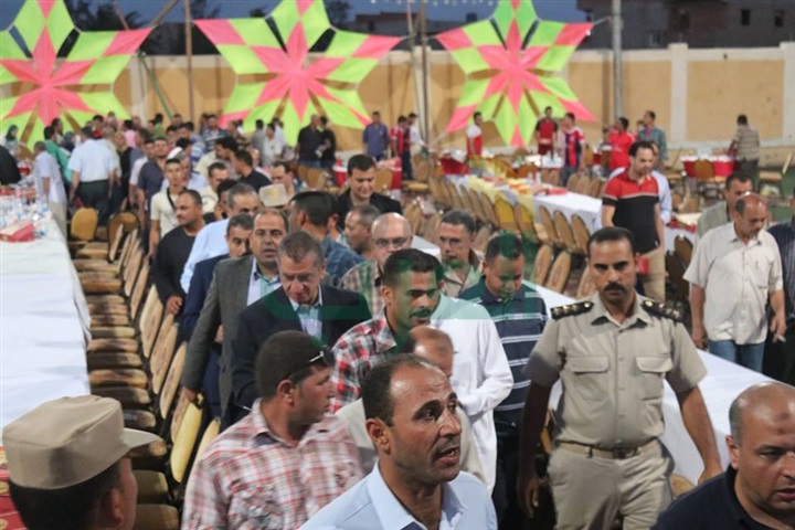 بالصور..محافظ كفر الشيخ يتناول الإفطار مع أهالي الروس بمطوبس