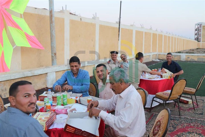 بالصور..محافظ كفر الشيخ يتناول الإفطار مع أهالي الروس بمطوبس