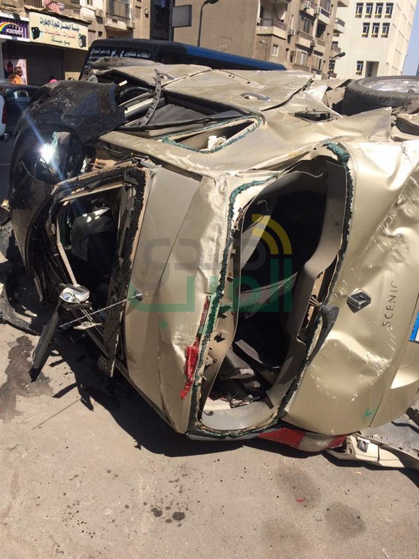 بالصور.. إصابة شخص إثر سقوط سيارة من أعلى كوبري أكتوبر