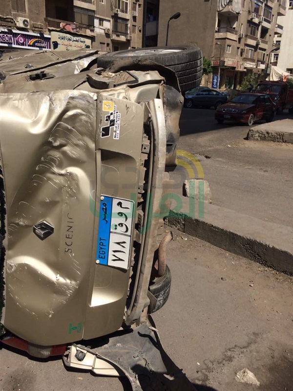 بالصور.. إصابة شخص إثر سقوط سيارة من أعلى كوبري أكتوبر