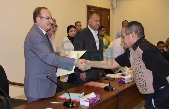بالصور.. محافظ بني سويف يكرم 33 من المحالين للمعاش بديوان عام المحافظة