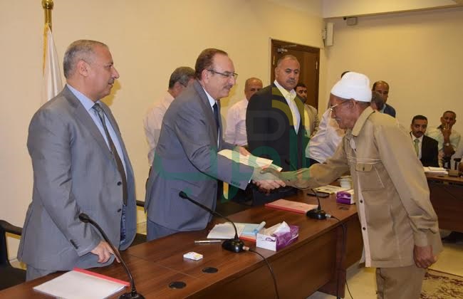 بالصور.. محافظ بني سويف يكرم 33 من المحالين للمعاش بديوان عام المحافظة