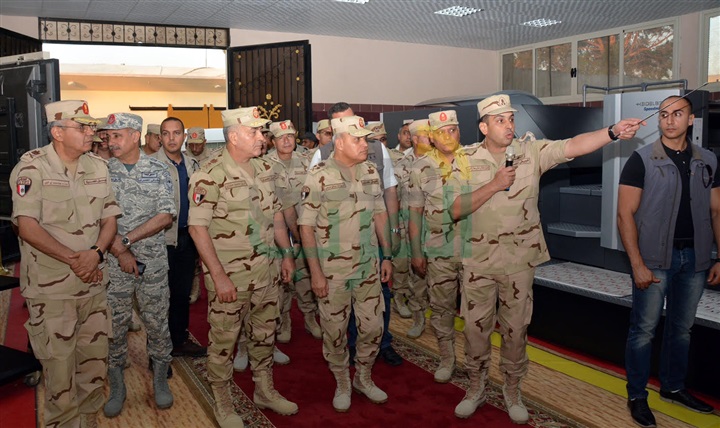 وزير الدفاع يفتتح عدد من الوحدات الانتاجية الجديدة وأعمال التطوير والتحديث بهيئة الإمداد والتموين