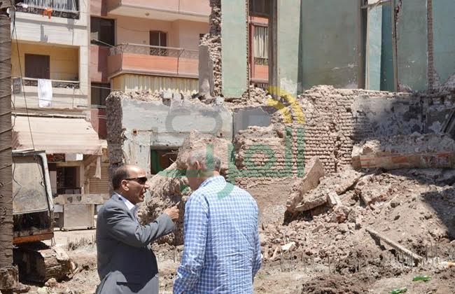 بالصور.. سكرتير مساعد محافظ الغربية يتابع واقعة ميل عقار بالمحلة الكبرى