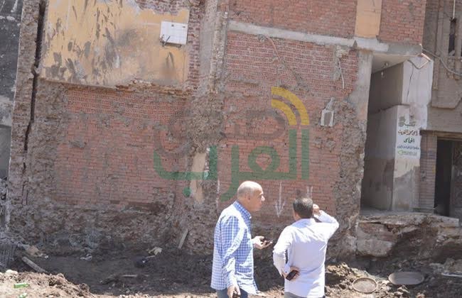 بالصور.. سكرتير مساعد محافظ الغربية يتابع واقعة ميل عقار بالمحلة الكبرى