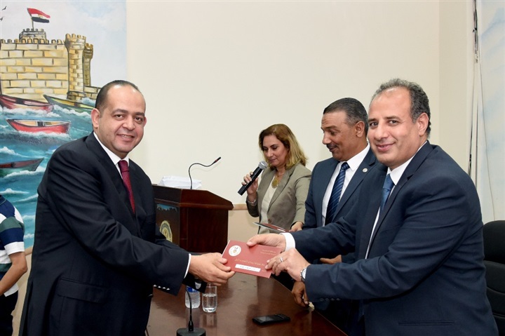 محافظ الإسكندرية يسلم شيكات الدعم السنوي للأنشطة الرياضية بالهيئات الرياضية بالثغر