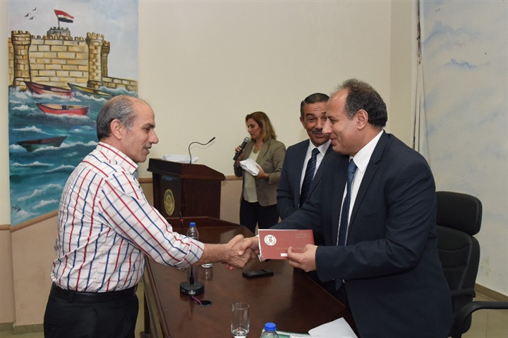 محافظ الإسكندرية يسلم شيكات الدعم السنوي للأنشطة الرياضية بالهيئات الرياضية بالثغر