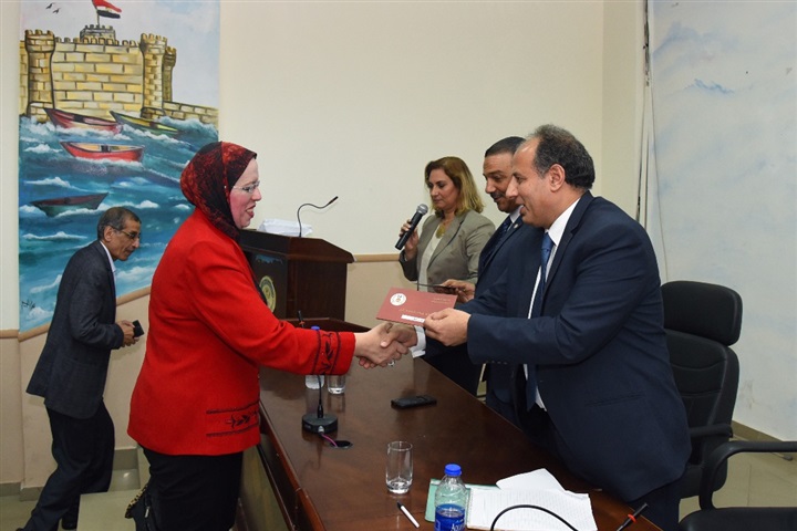محافظ الإسكندرية يسلم شيكات الدعم السنوي للأنشطة الرياضية بالهيئات الرياضية بالثغر