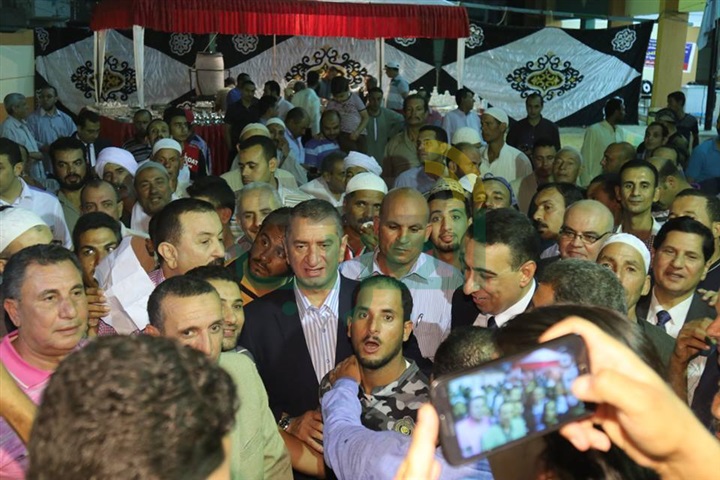  بالفيديو والصور.. محافظ كفر الشيخ علي مائدة إفطار أهالي قرية "الملاحة" بسيدى سالم 