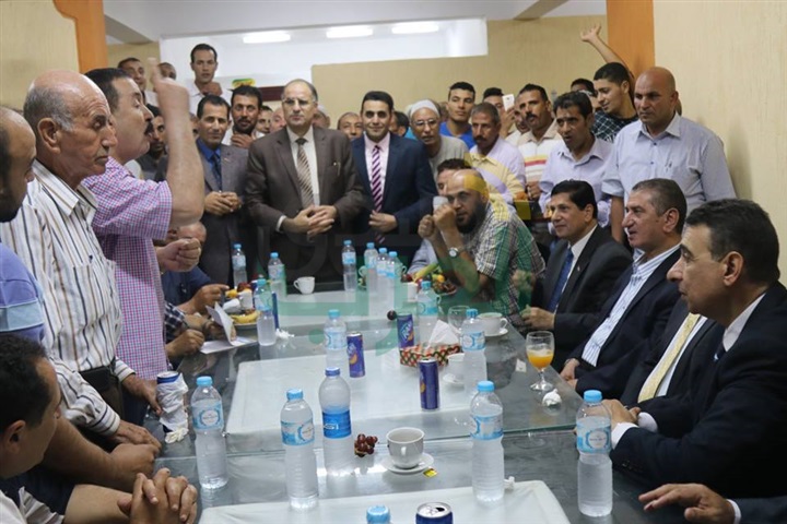  بالفيديو والصور.. محافظ كفر الشيخ علي مائدة إفطار أهالي قرية "الملاحة" بسيدى سالم 