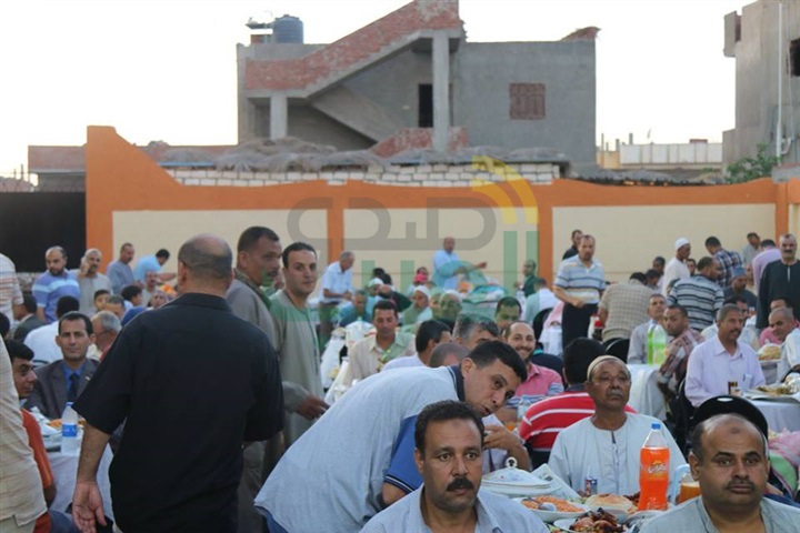  بالفيديو والصور.. محافظ كفر الشيخ علي مائدة إفطار أهالي قرية "الملاحة" بسيدى سالم 