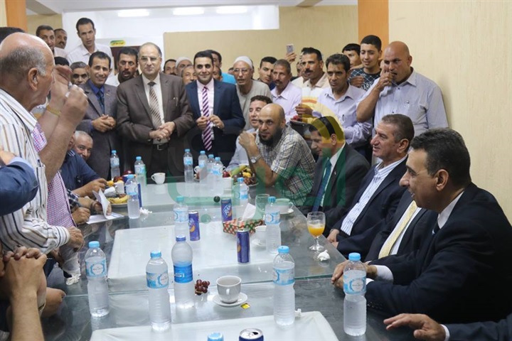  بالفيديو والصور.. محافظ كفر الشيخ علي مائدة إفطار أهالي قرية "الملاحة" بسيدى سالم 