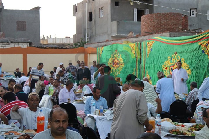  بالفيديو والصور.. محافظ كفر الشيخ علي مائدة إفطار أهالي قرية "الملاحة" بسيدى سالم 