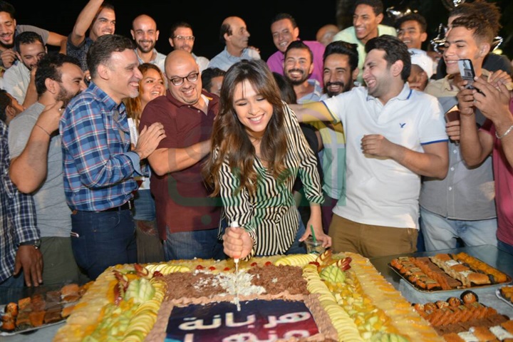 بالصور .. ياسمين عبدالعزيز ومصطفى خاطر يحتفلان بانتهاء تصوير "هربانة منها" بالصور .. ياسمين عبدالعزيز ومصطفى خاطر يحتفلان بانتهاء تصوير "هربانة منها"