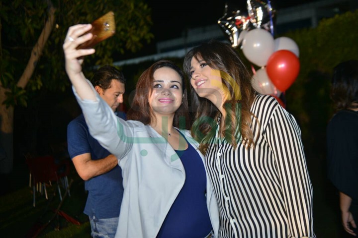 بالصور .. ياسمين عبدالعزيز ومصطفى خاطر يحتفلان بانتهاء تصوير "هربانة منها" بالصور .. ياسمين عبدالعزيز ومصطفى خاطر يحتفلان بانتهاء تصوير "هربانة منها"