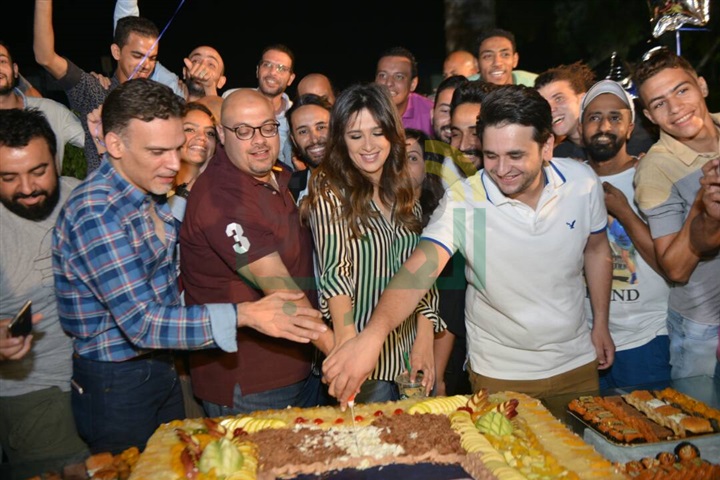 بالصور .. ياسمين عبدالعزيز ومصطفى خاطر يحتفلان بانتهاء تصوير "هربانة منها" بالصور .. ياسمين عبدالعزيز ومصطفى خاطر يحتفلان بانتهاء تصوير "هربانة منها"