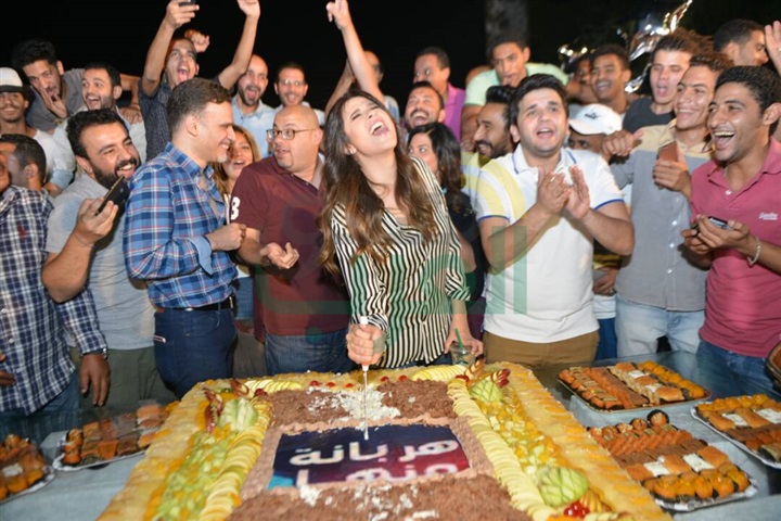 بالصور .. ياسمين عبدالعزيز ومصطفى خاطر يحتفلان بانتهاء تصوير "هربانة منها" بالصور .. ياسمين عبدالعزيز ومصطفى خاطر يحتفلان بانتهاء تصوير "هربانة منها"