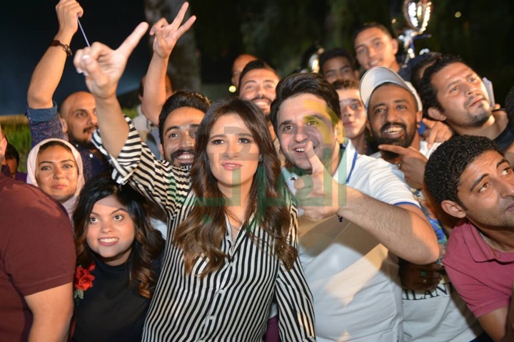 بالصور .. ياسمين عبدالعزيز ومصطفى خاطر يحتفلان بانتهاء تصوير "هربانة منها" بالصور .. ياسمين عبدالعزيز ومصطفى خاطر يحتفلان بانتهاء تصوير "هربانة منها"