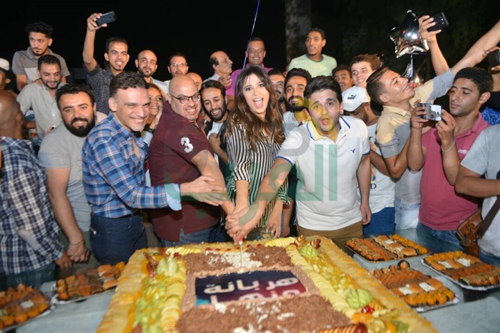 بالصور .. ياسمين عبدالعزيز ومصطفى خاطر يحتفلان بانتهاء تصوير "هربانة منها" بالصور .. ياسمين عبدالعزيز ومصطفى خاطر يحتفلان بانتهاء تصوير "هربانة منها"