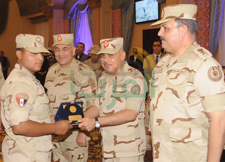 الفريق أول صدقي صبحي يلتقي مقاتلي الدفاع الجوي بالكلية الحربية   