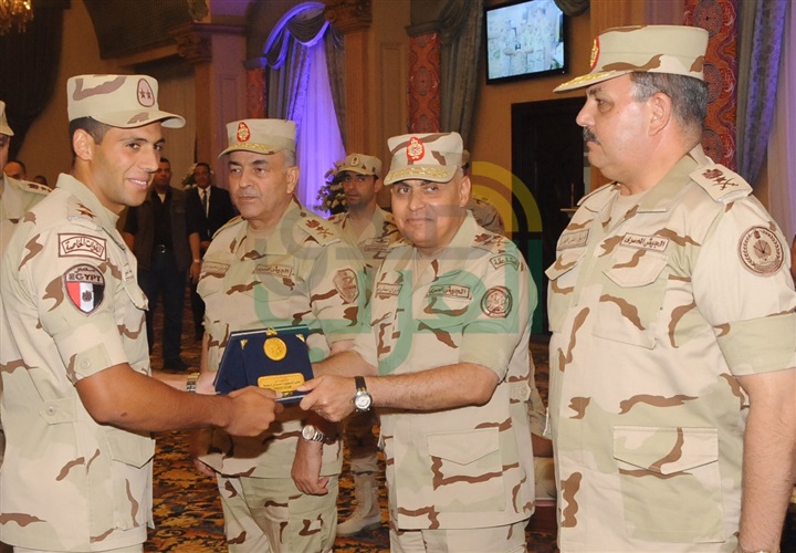 الفريق أول صدقي صبحي يلتقي مقاتلي الدفاع الجوي بالكلية الحربية   