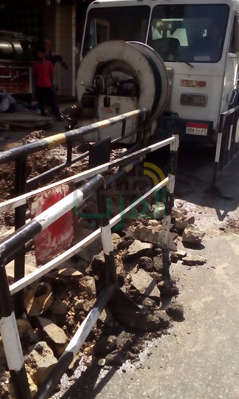 بالصور.. كسر ماسورة صرف صحي يتسبب في كثافات مرورية بـ"صلاح سالم"