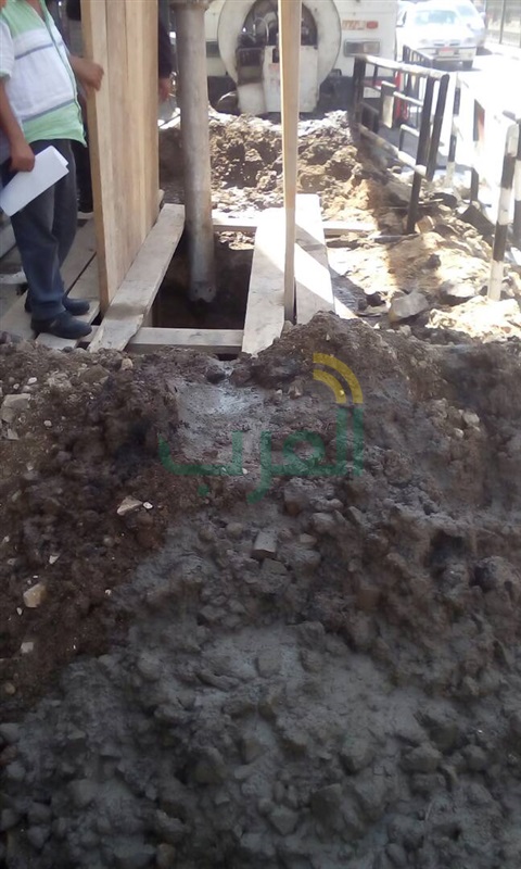 بالصور.. كسر ماسورة صرف صحي يتسبب في كثافات مرورية بـ"صلاح سالم"