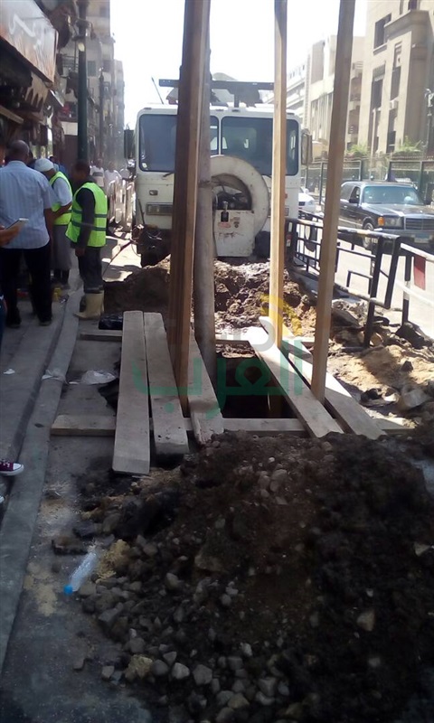 بالصور.. كسر ماسورة صرف صحي يتسبب في كثافات مرورية بـ"صلاح سالم"