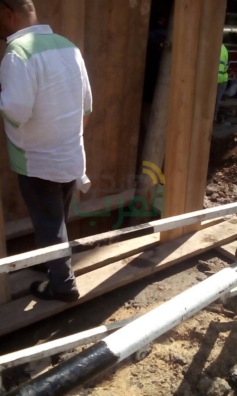 بالصور.. كسر ماسورة صرف صحي يتسبب في كثافات مرورية بـ"صلاح سالم"