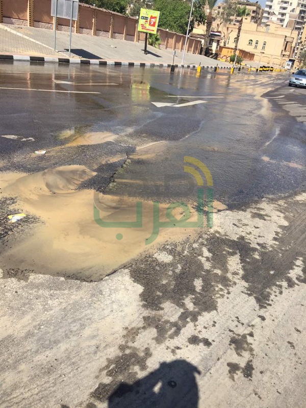بالصور.. تكدس مروري بسبب كسر ماسورة "صرف صحي" بمصر الجديدة