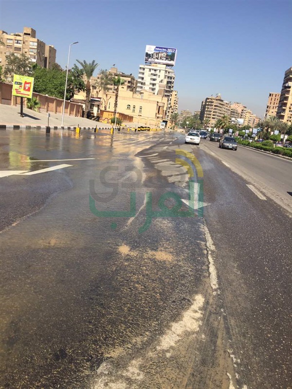 بالصور.. تكدس مروري بسبب كسر ماسورة "صرف صحي" بمصر الجديدة